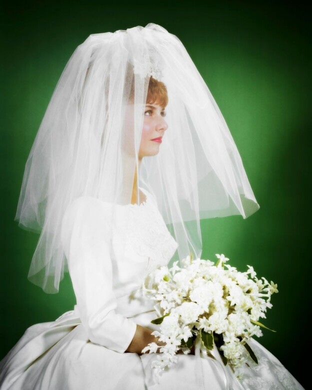 在60年代，短頭紗風靡起來，婚紗的剪裁變得更為俐落，如採用七分袖設計
