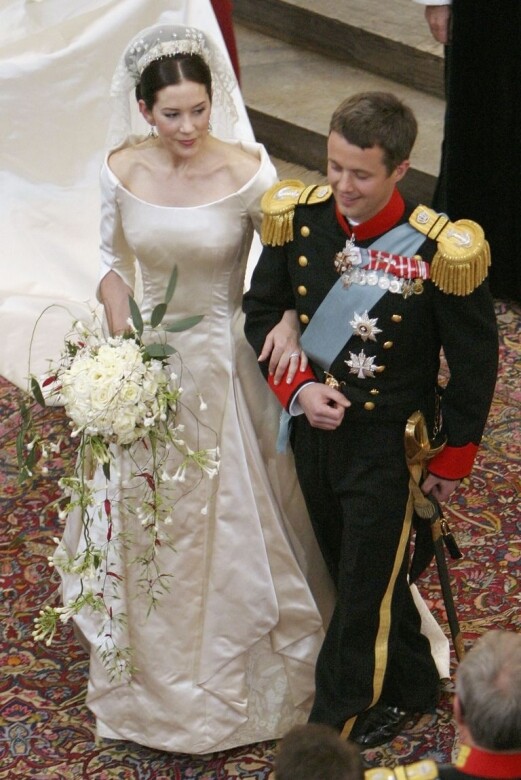 簡潔和少多餘點綴的婚紗設計，風靡了00世代，丹麥Princess Mary婚禮當天穿上直