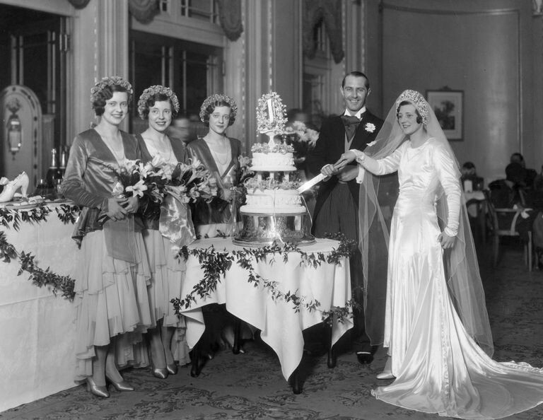 在1930年代，大部分新娘都是穿著絲質或緞面裙，長袖款式尤其受歡迎。短裙