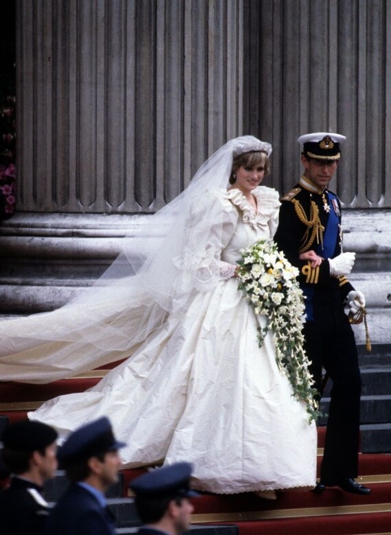 戴安娜王妃的婚禮造型驚艷全球，婚紗動用到超過一萬顆珍珠母亮片製