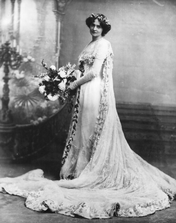 在愛德華時期，婚紗的設計也隨著君主的風格，變得沒那麼拘謹。寬鬆的蛔