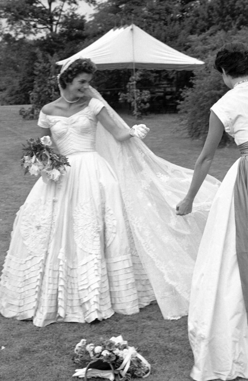 1950年代的婚紗添加了不少浪漫和女性化的元素。例如美國前任總統John F