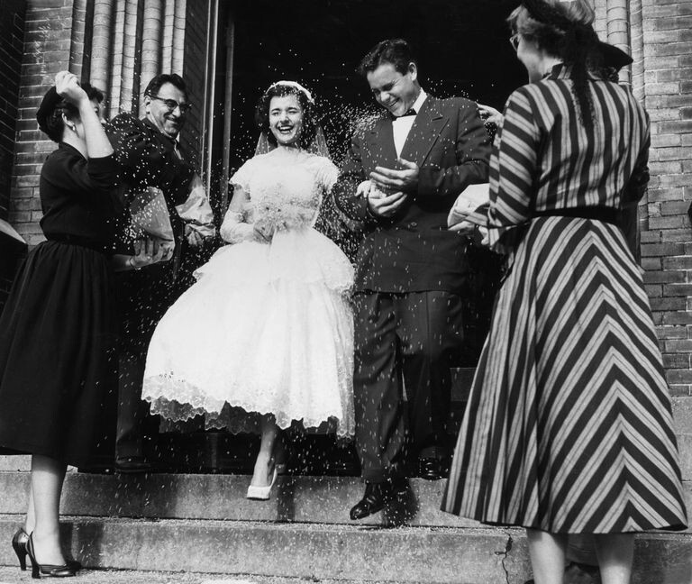 婚紗也能反映一個時代的女生穿搭潮流。50年代的名媛淑女們，都愛穿Full