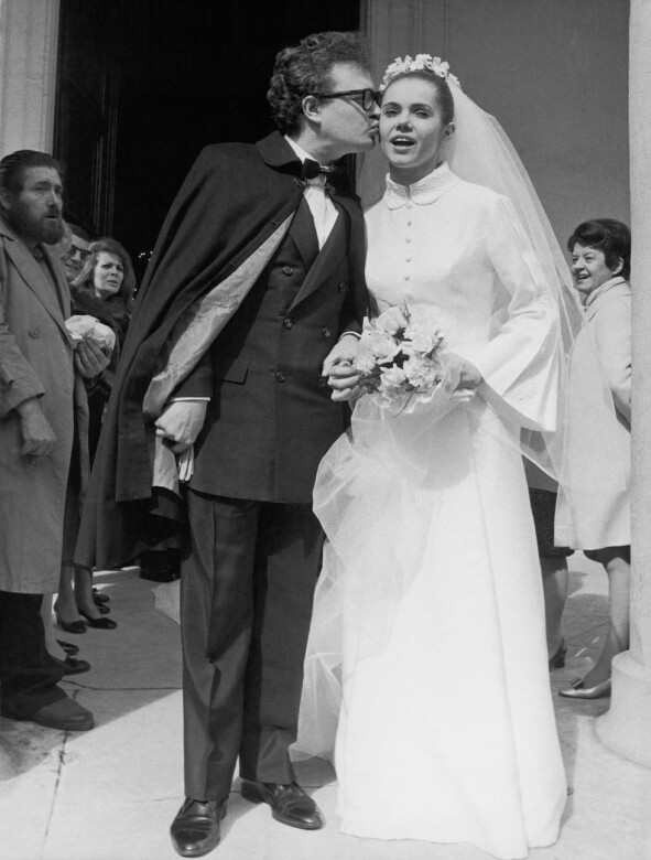 1970年的婚禮造型，流行喇叭袖子(big bell sleeves)與高領禮服。