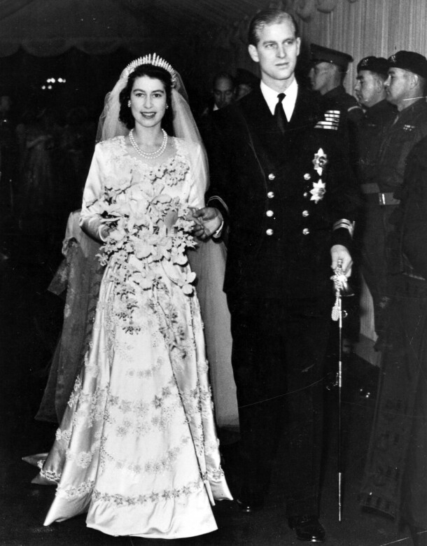 英女王結婚之時，英國還在推行緊縮政策。所以她華麗的婚紗，其實也是由