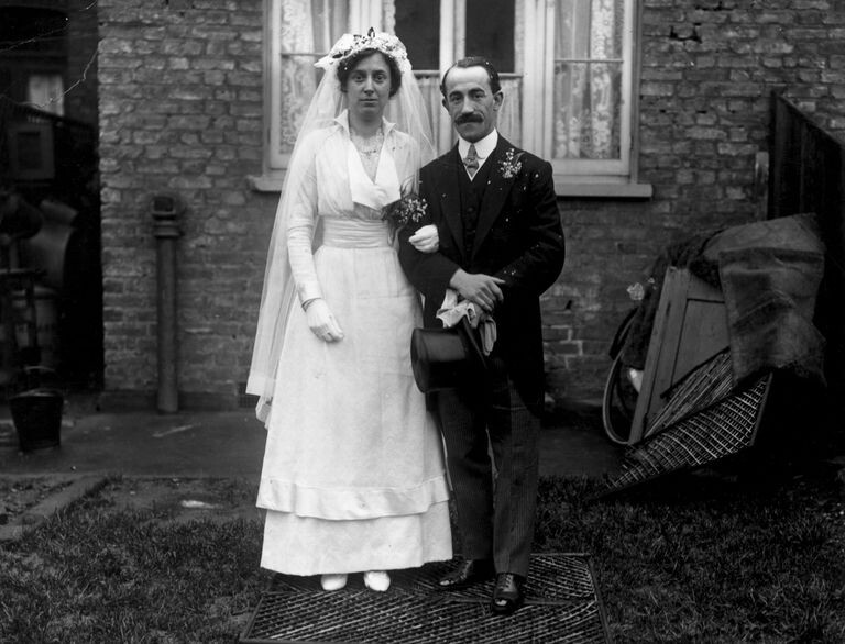 圖中展示的是一位在1915年的新娘，雖然婚紗沒了大量的皺摺和摺邊，但不