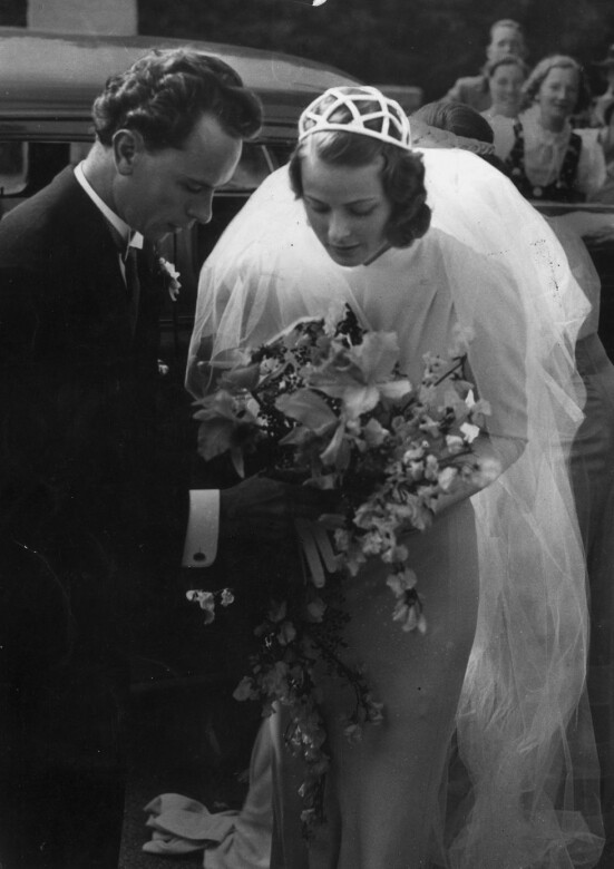圖中的新娘是Ingrid Bergman，她是1930年代的知名女星。在與Aron Lindström的婚禮中，她梳起