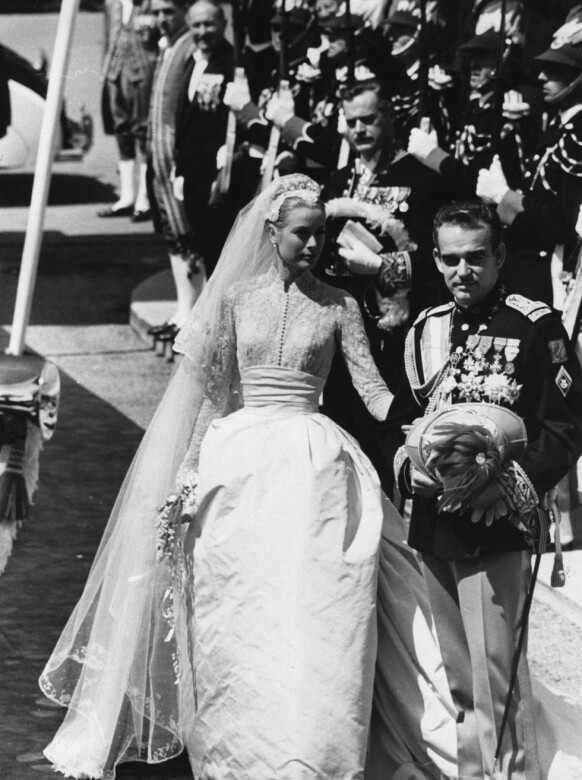 最美王妃Grace Kelly的婚禮造型也是當代新娘指標。婚紗整個上半身的部分混