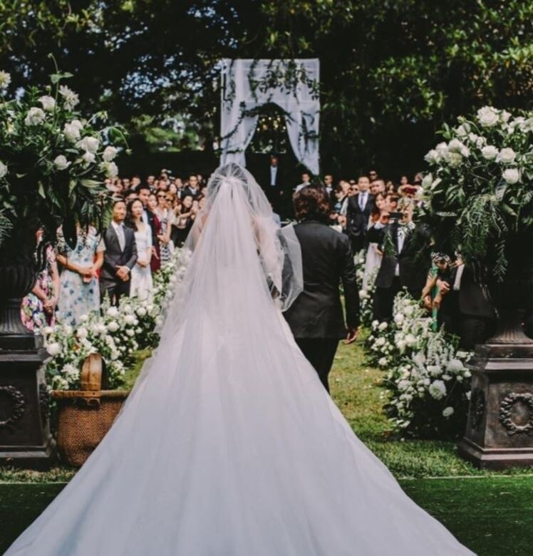 王陽明和蔡詩芸在澳洲舉辦莊園婚禮，在白天的婚禮儀式，蔡詩芸穿上由