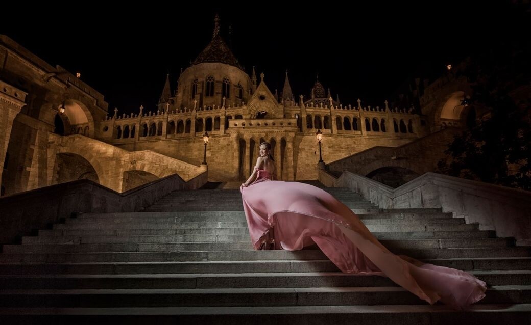 王君馨穿起粉紅色的長禮服，在布達佩斯的長樓梯上拍下這張十分夢幻