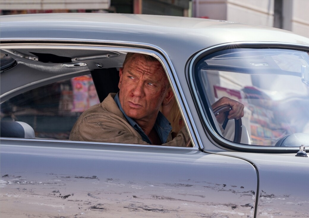 電影一開始就於古巴進行一連串的飛車場面，看着James Bond駕着跑車穿過古
