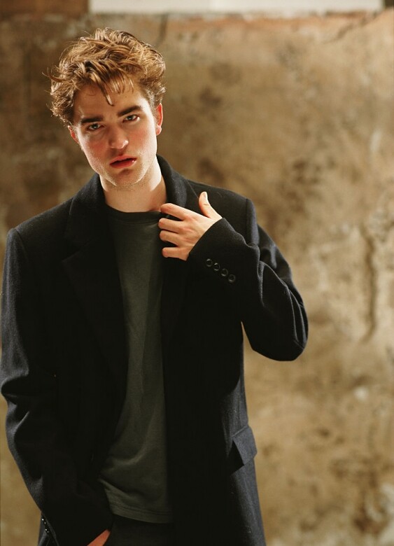 Robert Pattinson貌似女孩，加上身材高䠷，讓他童年時已踏入模特兒圈，後來踏入青春