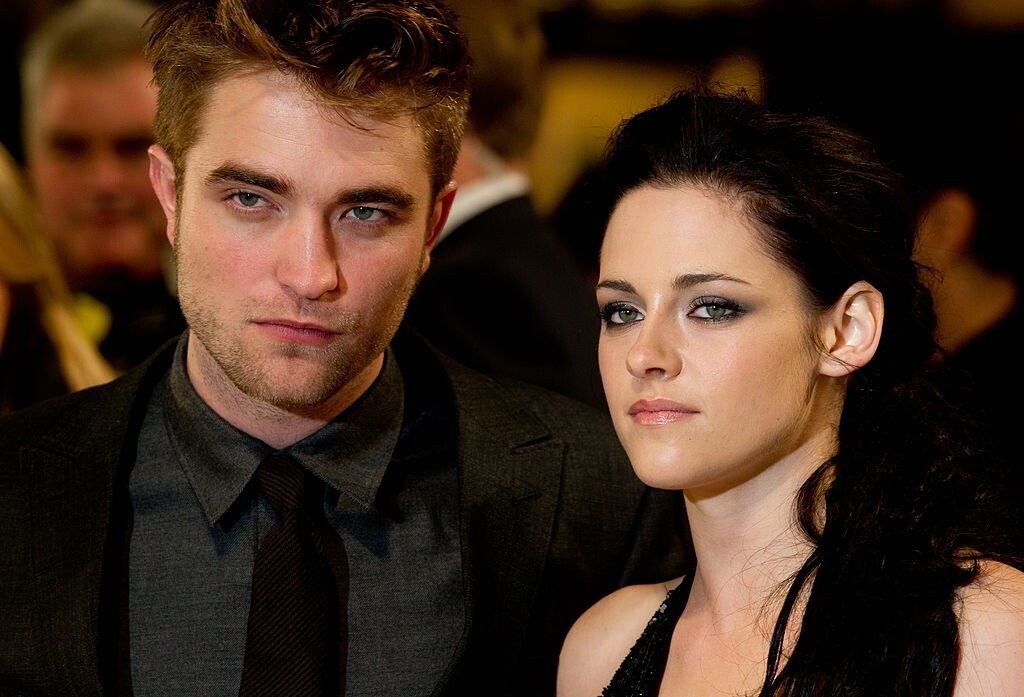Robert Pattinson女友不算多，不過感情都不太順遂，最有名的是與《吸血新世紀》拍擋Kristen