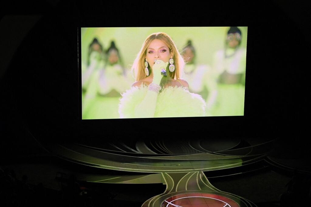 有份入圍最佳電影歌曲的Beyonce，為頒獎典禮開場演唱她的入圍歌曲"Be Alive"，已