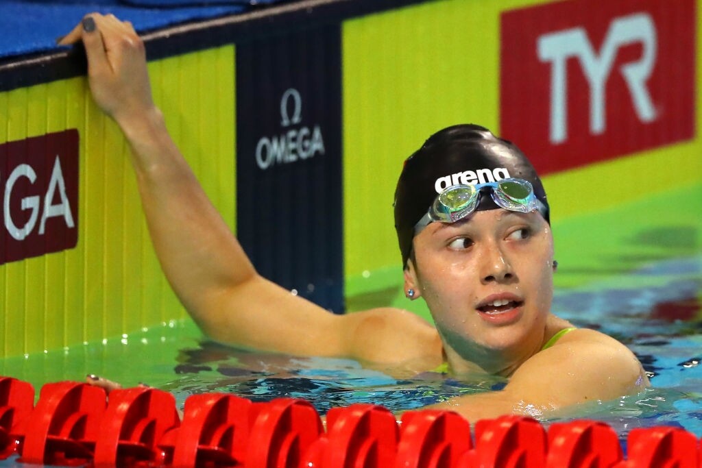 何詩蓓在不足14歲已經打破香港紀錄，她在2011年在香港短池分齡游泳錦