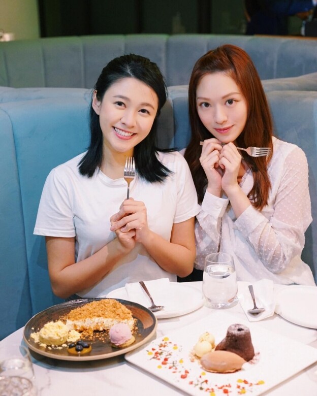 2016年港姐冠軍馮盈盈，與同齡的江嘉敏在同一年加入大台，建立出姊妹情
