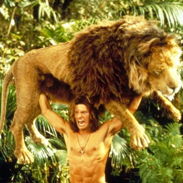 加拿大藉美國男演員Brendan Fraser，於1996年出演《森林泰山》中的泰山一角。