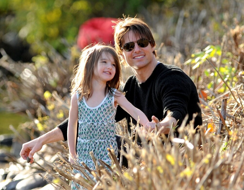 Tom Cruise和小 16 歲的演員Katie Holmes在 2006 年結婚之後生下一女 Suri Cruise，雖然再度因宗