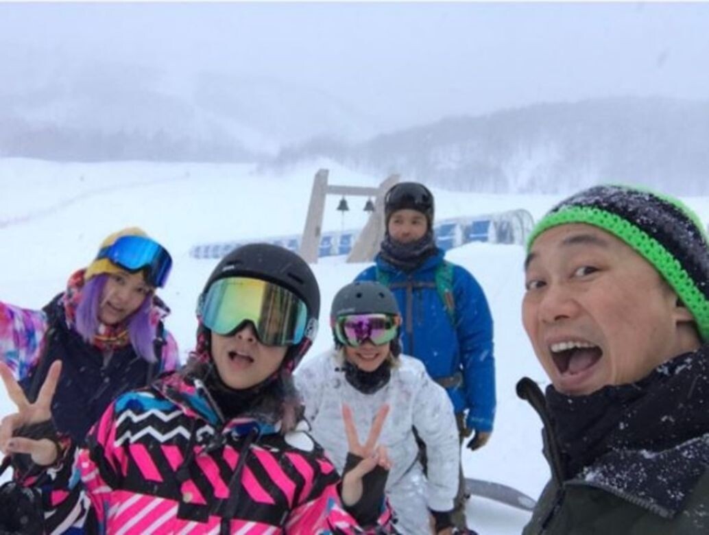 兩公婆與好友一起到日本旅行滑雪，玩得不亦樂乎。