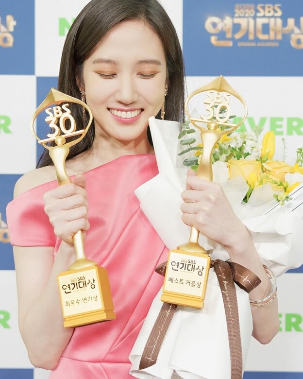 2009年，年僅18歲的朴恩斌憑《千秋太后》獲得KBS演技大賞女子青少年演技獎