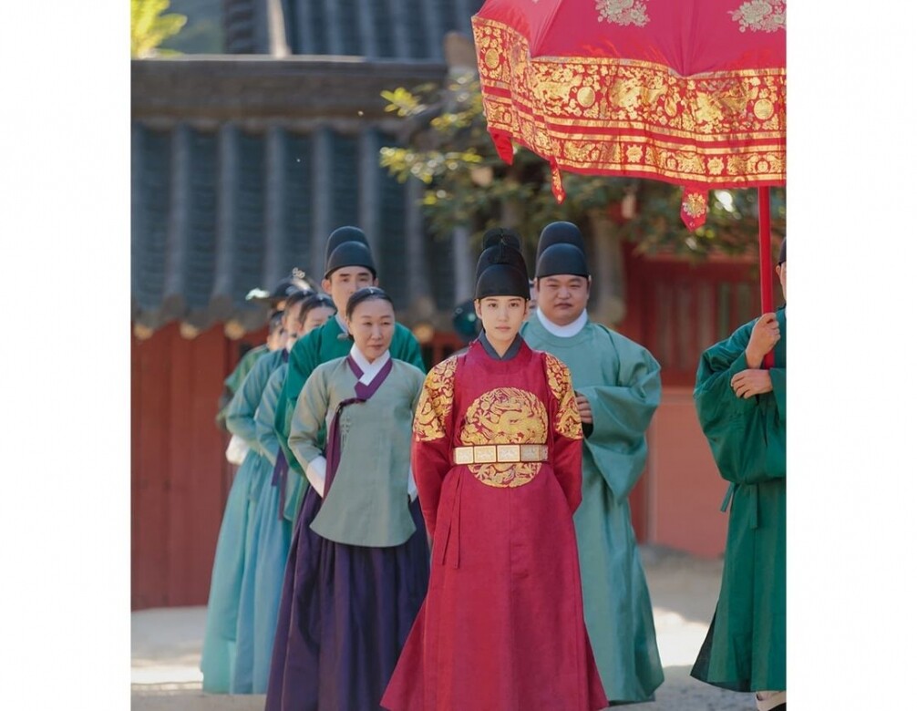 2021年朴恩斌演出韓國宮廷言情劇《戀慕》，在劇中朴女扮男裝，身穿帥氣的王