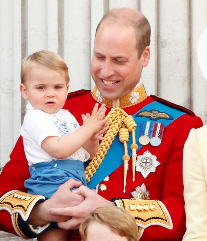 英國王室最年輕的力量，僅僅1歲多的路易王子，近日開始與父母出席活