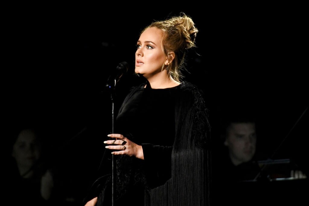 外界一直將Adele這次離婚分身家的新聞，與另一位樂壇天后麥當娜比較。1998