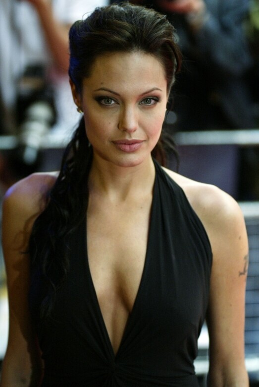 原來「女巫」本意是「有智慧的女性」，這樣看來Angelina Jolie應該是一個「堅女巫」。安祖蓮