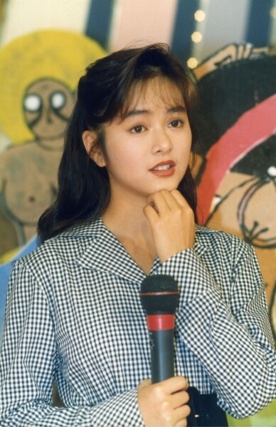 1990年，她17歲，剛中學畢業的她推出大量日文韓文專輯