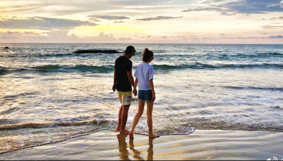 在今年3月28日，張繼科在微博放出一張和景甜於海邊的浪漫的散步照