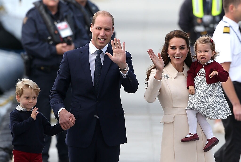 凱特王妃與威廉王子出訪外地，他們的小王子和小公主當然也是閃光燈
