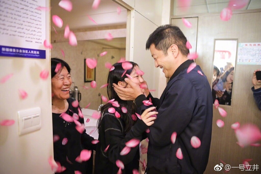 李嫣是先天性唇顎裂，手術成功後，李亞鵬和王菲為了幫助更多同病相憐