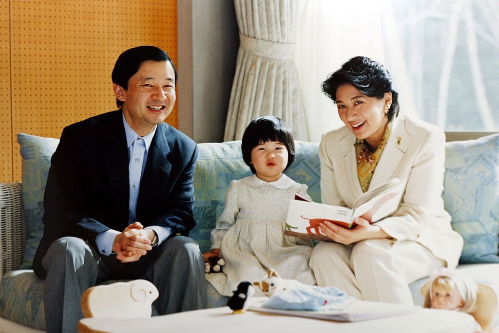 1963年出生的小和田雅子自幼就熱情活潑，由於父親是外交官，她成長於莫