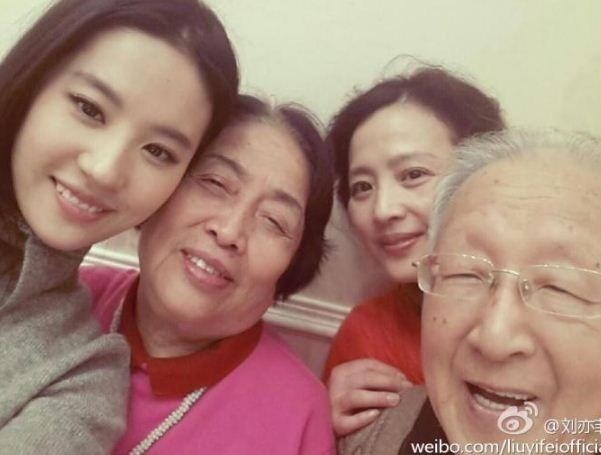 劉亦菲和媽媽像餅印一樣的女星還有更多，中國內地仙氣女星劉亦菲就