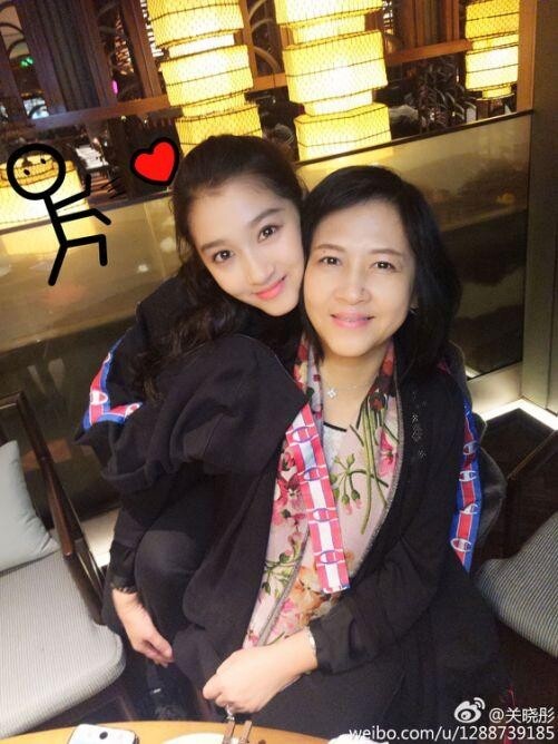 鹿晗女友、「國民初戀」關曉彤曾在微博放了一張返娘家同媽媽過新年的相