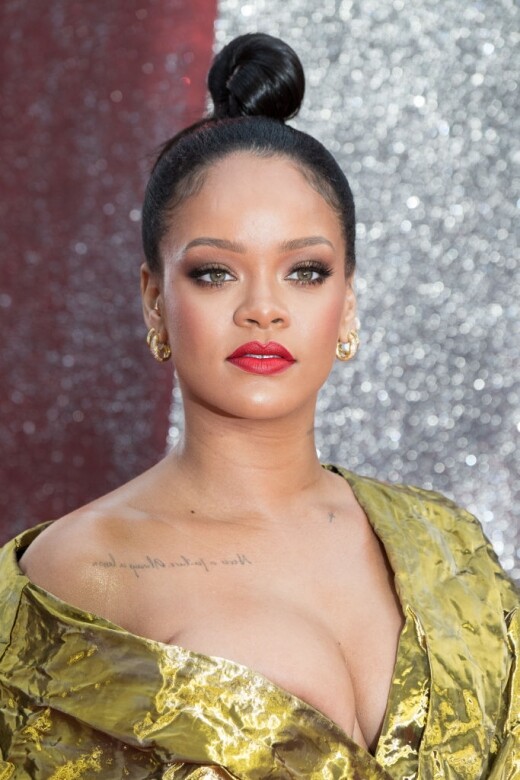 2012年，Rihanna決定要送媽媽Monica一幢豪宅！當天Rihanna扮作與媽媽一同去一間大宅接