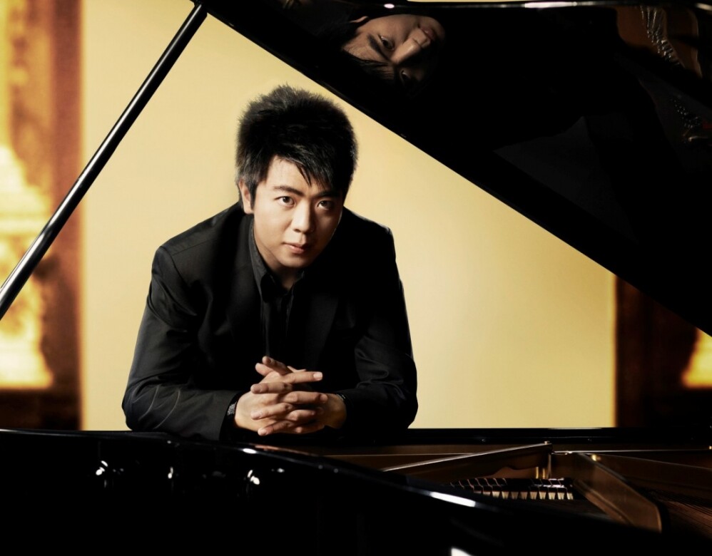 郎朗現年36歲、但已經是國際著名鋼琴家郎朗，生於瀋陽，父親郎國任當時