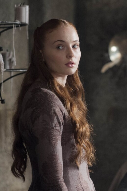 Sophie Turner在《權力遊戲》甚有發揮，劇中第二季在父親被斬首後，可看到她飾演Sansa