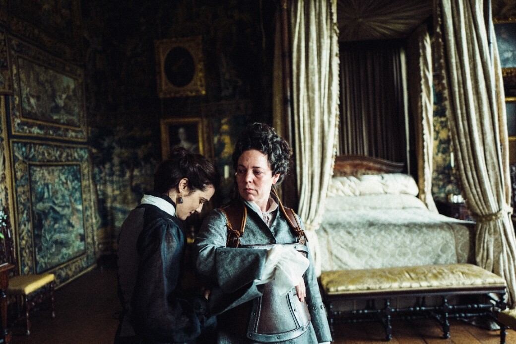 《爭寵》講述18世紀英國的安妮女王（Olivia Colman飾）虛弱無能、乖戾多變