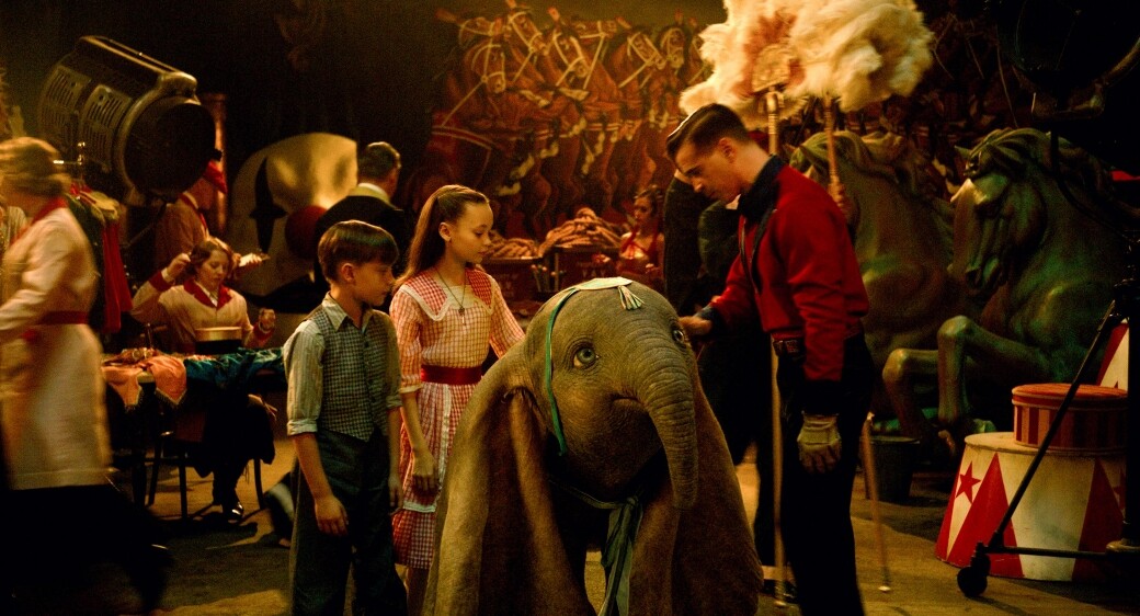 《小飛象》的主角還是Dumbo本尊，電影不俗的視覺效果，以及服裝、攝影與美術等