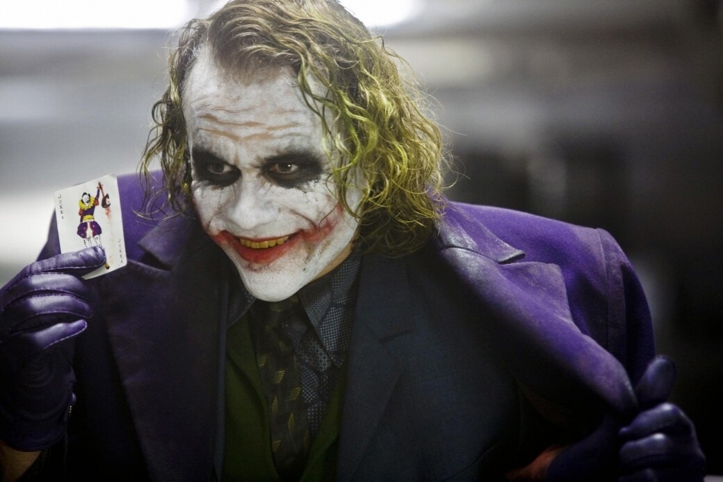 《JOKER小丑》主角Joaquin Phoenix的最大對手，當然是珠玉在前的Heath Ledger！他被譽為永恆經典