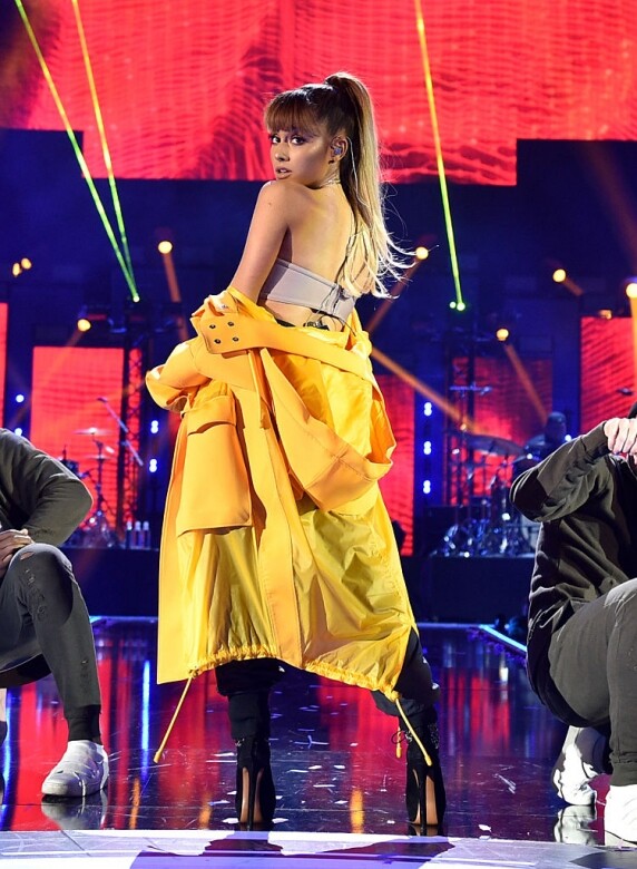 Ariana Grande       155cm《美女與野獸》真人版電影全球主題曲演唱者Ariana Grande，身高和卡卡女