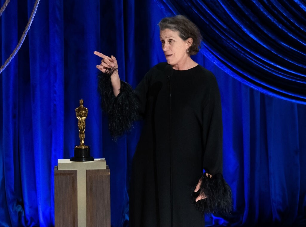Frances McDormand憑《浪跡天地》奪得最佳女主角殊榮，為了拍攝這次有關遊民主題的電