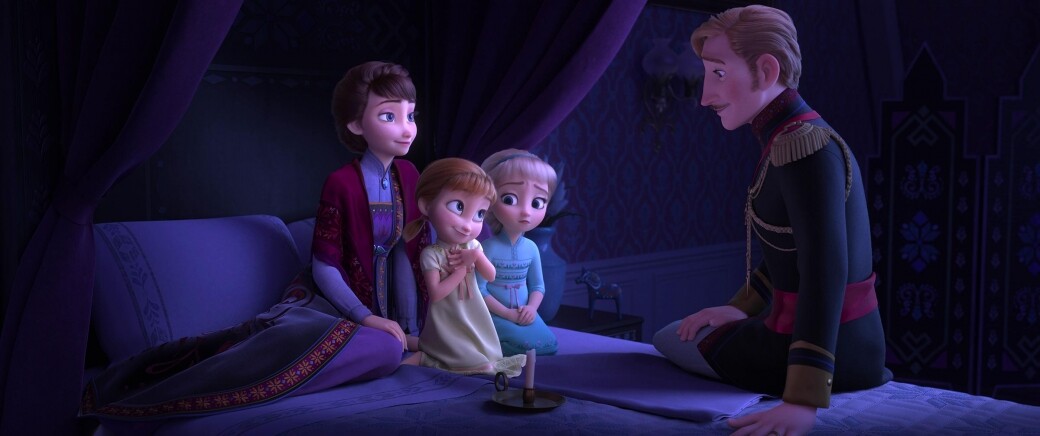 《魔雪奇緣2》預告片中可見Elsa及Anna的父母親，小時候她們的父親在講睡前