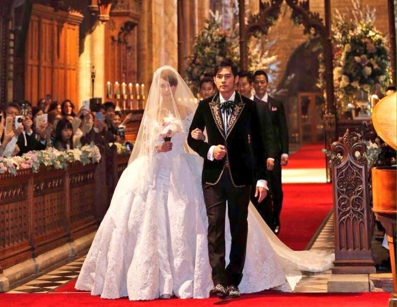 四年前二人在古堡舉行婚禮，場面盛大