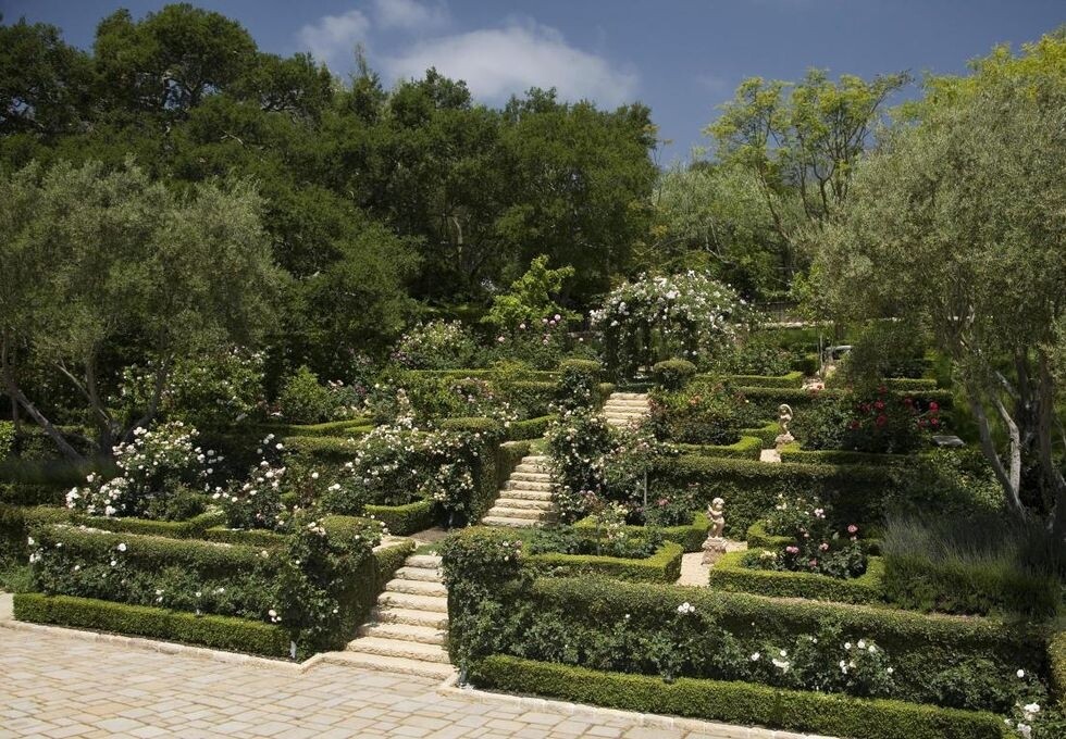 佔地超大的花園裡甚至有像是婚禮場景一般的浪漫階梯，走到最上頭更