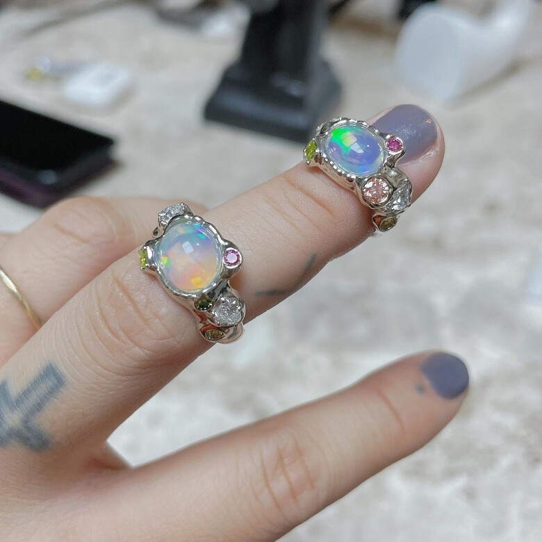 根據設計師的Instagram透露，原來這對戒指是DAWN親自挑選蛋白石和7顆鑽石製