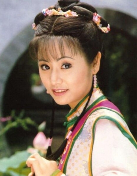 林心如在20歲生日與瓊瑤簽約出道，1998年的《還珠格格》令她全亞洲一炮而紅