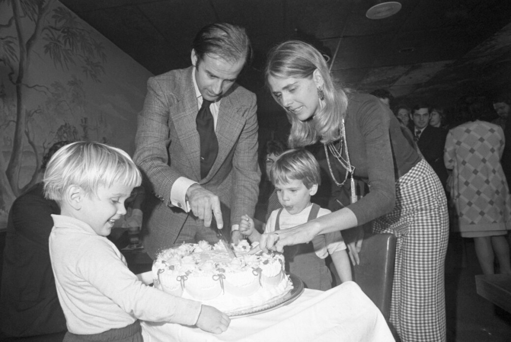 拜登的家庭好景不常，當他在1972年成為參議員後，他的妻子和當時還是嬰