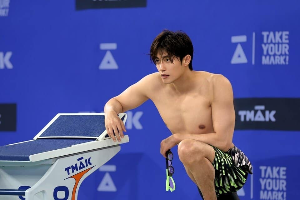 演員成勛曾是游泳選手，運動員生涯14年。成勛2002年參加MBC全國游泳大賽